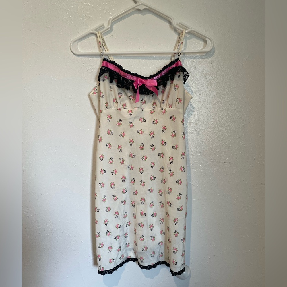 #11 BETSY JOHNSON FLORAL LACE BOW DETAIL NIGHT GOWN